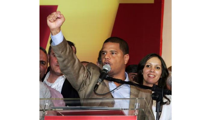 Após desaparecimento e relato de sequestro, Marcelinho Carioca chega a delegacia em SP